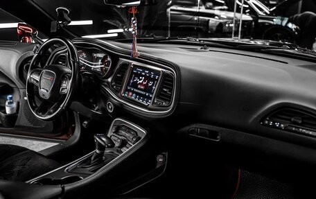 Dodge Challenger III рестайлинг 2, 2020 год, 4 990 000 рублей, 28 фотография