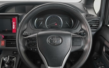 Toyota Noah III, 2014 год, 1 899 000 рублей, 14 фотография