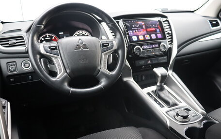 Mitsubishi Pajero Sport III рестайлинг, 2019 год, 3 200 000 рублей, 11 фотография