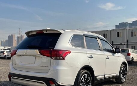 Mitsubishi Outlander III рестайлинг 3, 2021 год, 2 103 000 рублей, 4 фотография