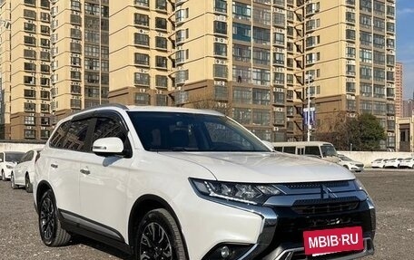 Mitsubishi Outlander III рестайлинг 3, 2021 год, 2 103 000 рублей, 3 фотография