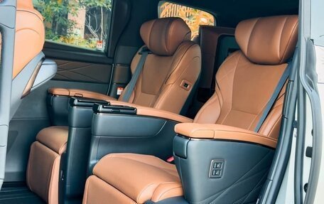 Toyota Alphard, 2024 год, 13 900 000 рублей, 8 фотография