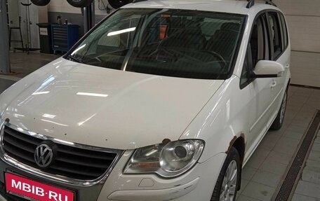 Volkswagen Touran III, 2009 год, 700 000 рублей, 1 фотография