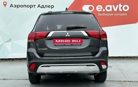 Mitsubishi Outlander III рестайлинг 3, 2020 год, 2 450 000 рублей, 5 фотография