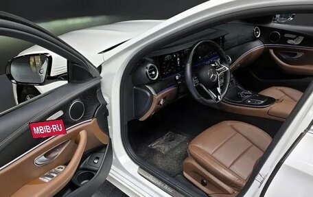 Mercedes-Benz E-Класс, 2022 год, 4 050 000 рублей, 5 фотография