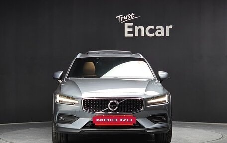 Volvo V60 Cross Country II, 2022 год, 2 831 011 рублей, 2 фотография