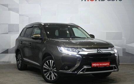 Mitsubishi Outlander III рестайлинг 3, 2021 год, 2 900 000 рублей, 3 фотография