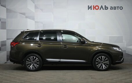 Mitsubishi Outlander III рестайлинг 3, 2021 год, 2 900 000 рублей, 9 фотография