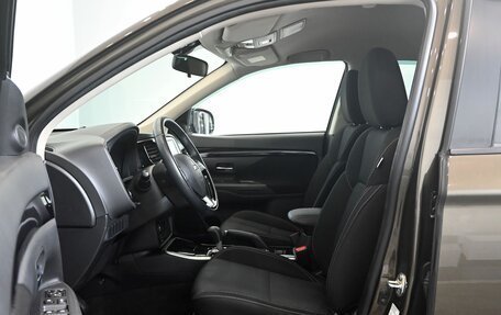 Mitsubishi Outlander III рестайлинг 3, 2021 год, 2 900 000 рублей, 10 фотография