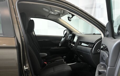 Mitsubishi Outlander III рестайлинг 3, 2021 год, 2 900 000 рублей, 11 фотография
