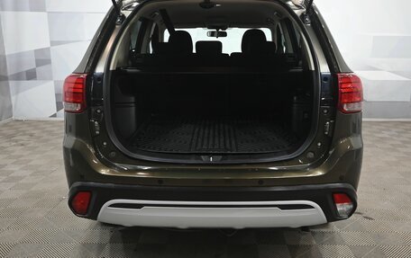 Mitsubishi Outlander III рестайлинг 3, 2021 год, 2 900 000 рублей, 6 фотография