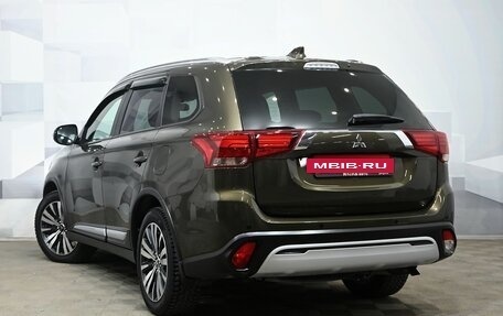 Mitsubishi Outlander III рестайлинг 3, 2021 год, 2 900 000 рублей, 4 фотография
