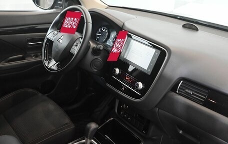 Mitsubishi Outlander III рестайлинг 3, 2021 год, 2 900 000 рублей, 12 фотография