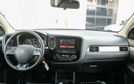 Mitsubishi Outlander III рестайлинг 3, 2015 год, 1 698 000 рублей, 14 фотография