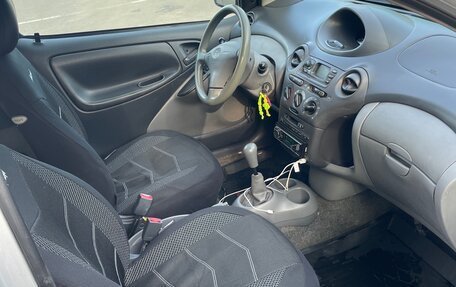 Toyota Yaris I рестайлинг, 2000 год, 250 000 рублей, 5 фотография