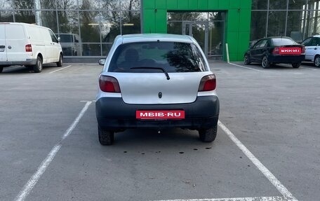 Toyota Yaris I рестайлинг, 2000 год, 250 000 рублей, 3 фотография