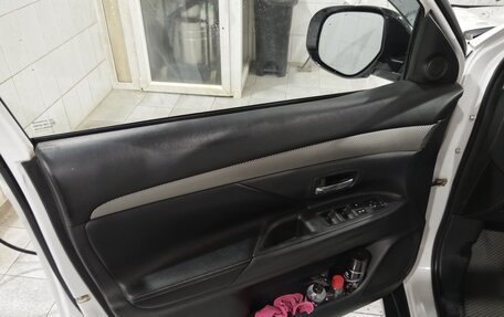 Mitsubishi Outlander III рестайлинг 3, 2013 год, 1 680 000 рублей, 10 фотография