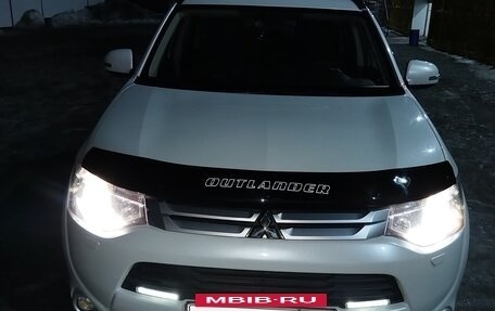 Mitsubishi Outlander III рестайлинг 3, 2013 год, 1 680 000 рублей, 2 фотография