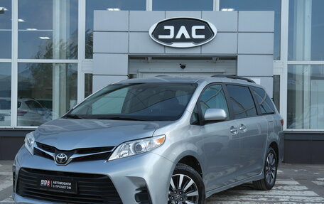 Toyota Sienna III, 2018 год, 2 999 000 рублей, 1 фотография