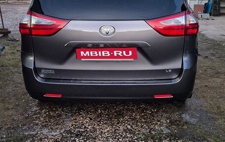 Toyota Sienna III, 2017 год, 2 980 000 рублей, 6 фотография