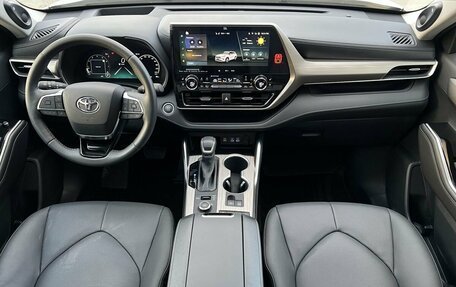 Toyota Highlander, 2024 год, 5 990 000 рублей, 6 фотография