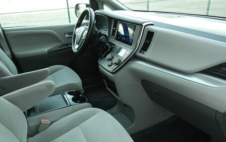 Toyota Sienna III, 2018 год, 2 999 000 рублей, 9 фотография
