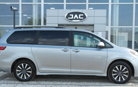 Toyota Sienna III, 2018 год, 2 999 000 рублей, 6 фотография