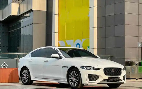 Jaguar XE I рестайлинг, 2021 год, 2 500 000 рублей, 3 фотография
