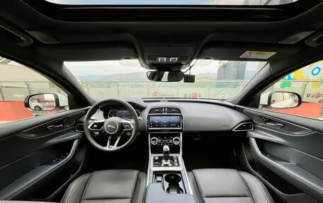Jaguar XE I рестайлинг, 2021 год, 2 500 000 рублей, 8 фотография