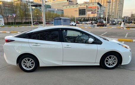 Toyota Prius IV XW50, 2016 год, 2 180 000 рублей, 4 фотография