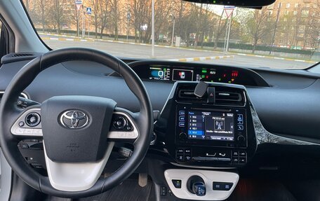 Toyota Prius IV XW50, 2016 год, 2 180 000 рублей, 5 фотография