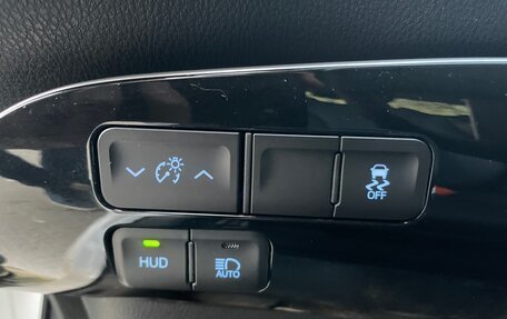 Toyota Prius IV XW50, 2016 год, 2 180 000 рублей, 7 фотография