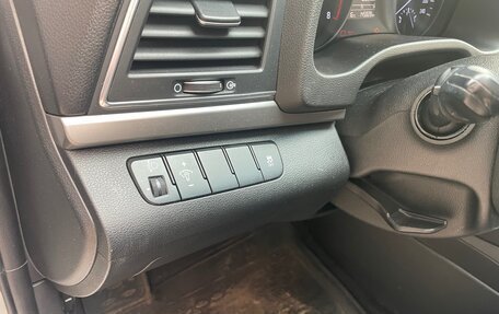 Hyundai Elantra VI рестайлинг, 2018 год, 1 370 000 рублей, 9 фотография