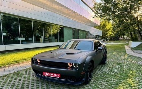 Dodge Challenger III рестайлинг 2, 2017 год, 3 500 000 рублей, 4 фотография