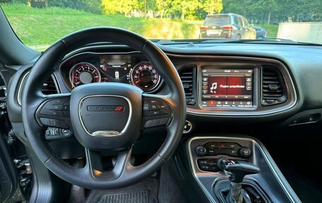 Dodge Challenger III рестайлинг 2, 2017 год, 3 500 000 рублей, 16 фотография