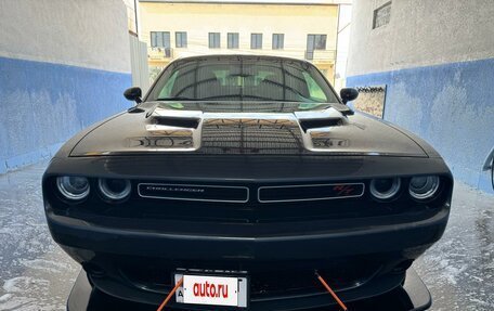 Dodge Challenger III рестайлинг 2, 2017 год, 1 650 000 рублей, 6 фотография