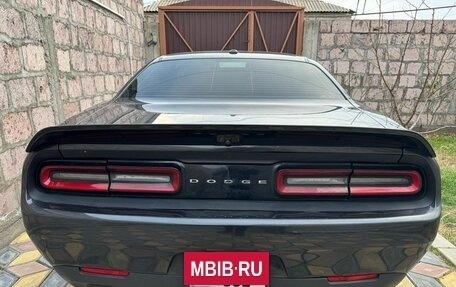 Dodge Challenger III рестайлинг 2, 2017 год, 1 650 000 рублей, 5 фотография