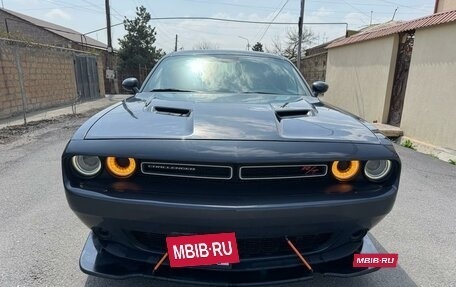 Dodge Challenger III рестайлинг 2, 2017 год, 1 650 000 рублей, 11 фотография