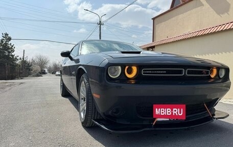 Dodge Challenger III рестайлинг 2, 2017 год, 1 650 000 рублей, 9 фотография