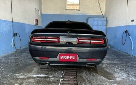 Dodge Challenger III рестайлинг 2, 2017 год, 1 650 000 рублей, 18 фотография