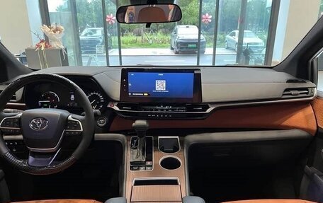 Toyota Sienna, 2025 год, 6 100 000 рублей, 9 фотография