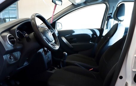 Renault Logan II, 2018 год, 890 000 рублей, 12 фотография