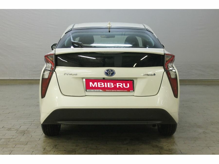 Toyota Prius IV XW50, 2017 год, 450 000 рублей, 3 фотография