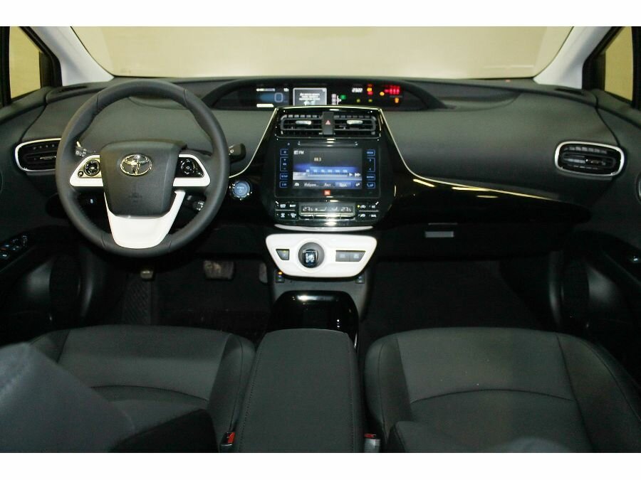 Toyota Prius IV XW50, 2017 год, 450 000 рублей, 4 фотография