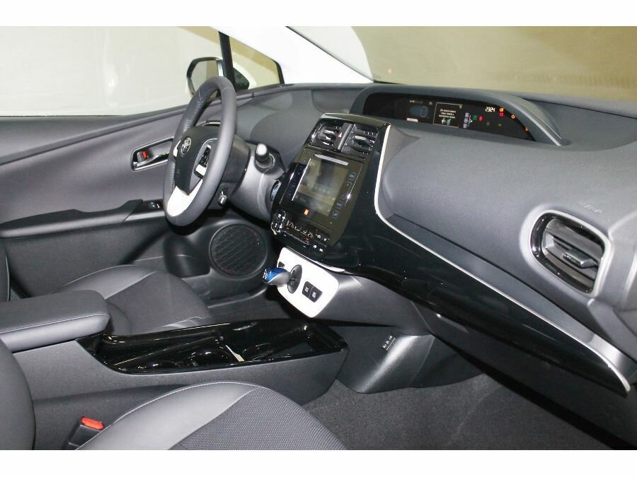 Toyota Prius IV XW50, 2017 год, 450 000 рублей, 5 фотография