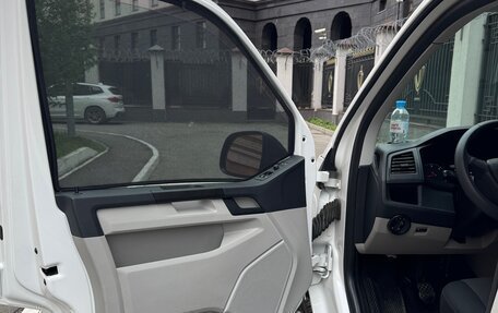 Volkswagen Transporter T6 рестайлинг, 2017 год, 3 450 000 рублей, 15 фотография