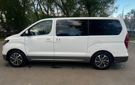 Hyundai Grand Starex Grand Starex I рестайлинг 2, 2018 год, 3 400 000 рублей, 2 фотография