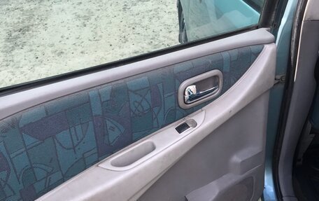 Nissan Almera Tino i, 2001 год, 250 000 рублей, 17 фотография