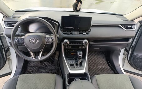 Toyota RAV4, 2024 год, 4 250 000 рублей, 4 фотография