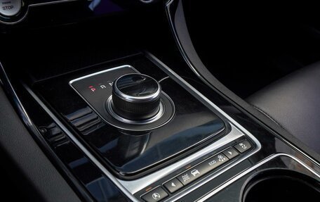 Jaguar XE I рестайлинг, 2016 год, 1 890 000 рублей, 14 фотография